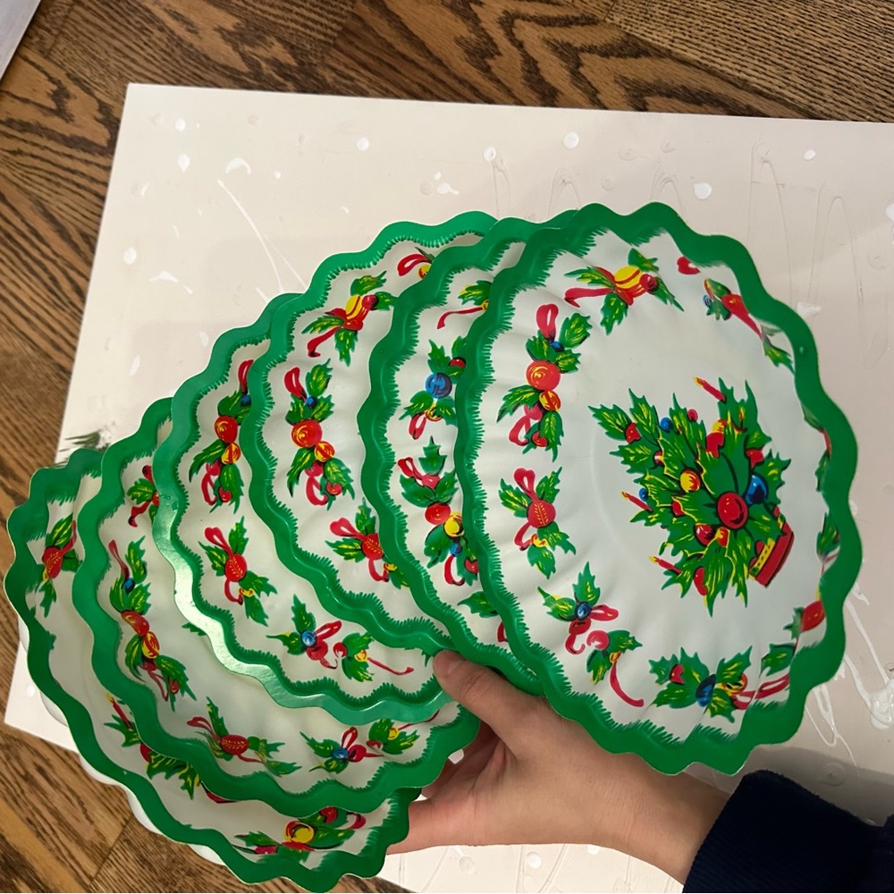 Christmas Vintage Plates Plastic set of 6 - Picture 2 of 13